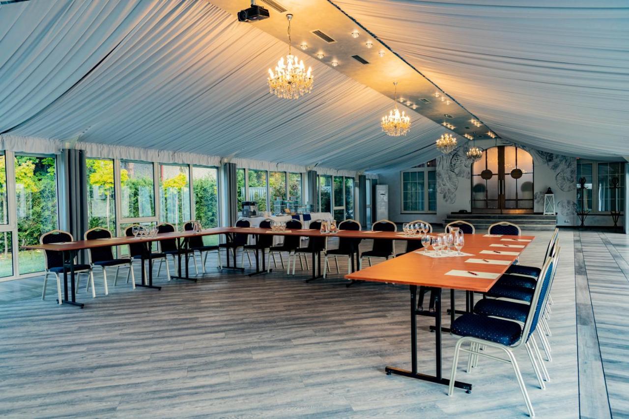 שצ'צ'ירק Hotel Alpin מראה חיצוני תמונה