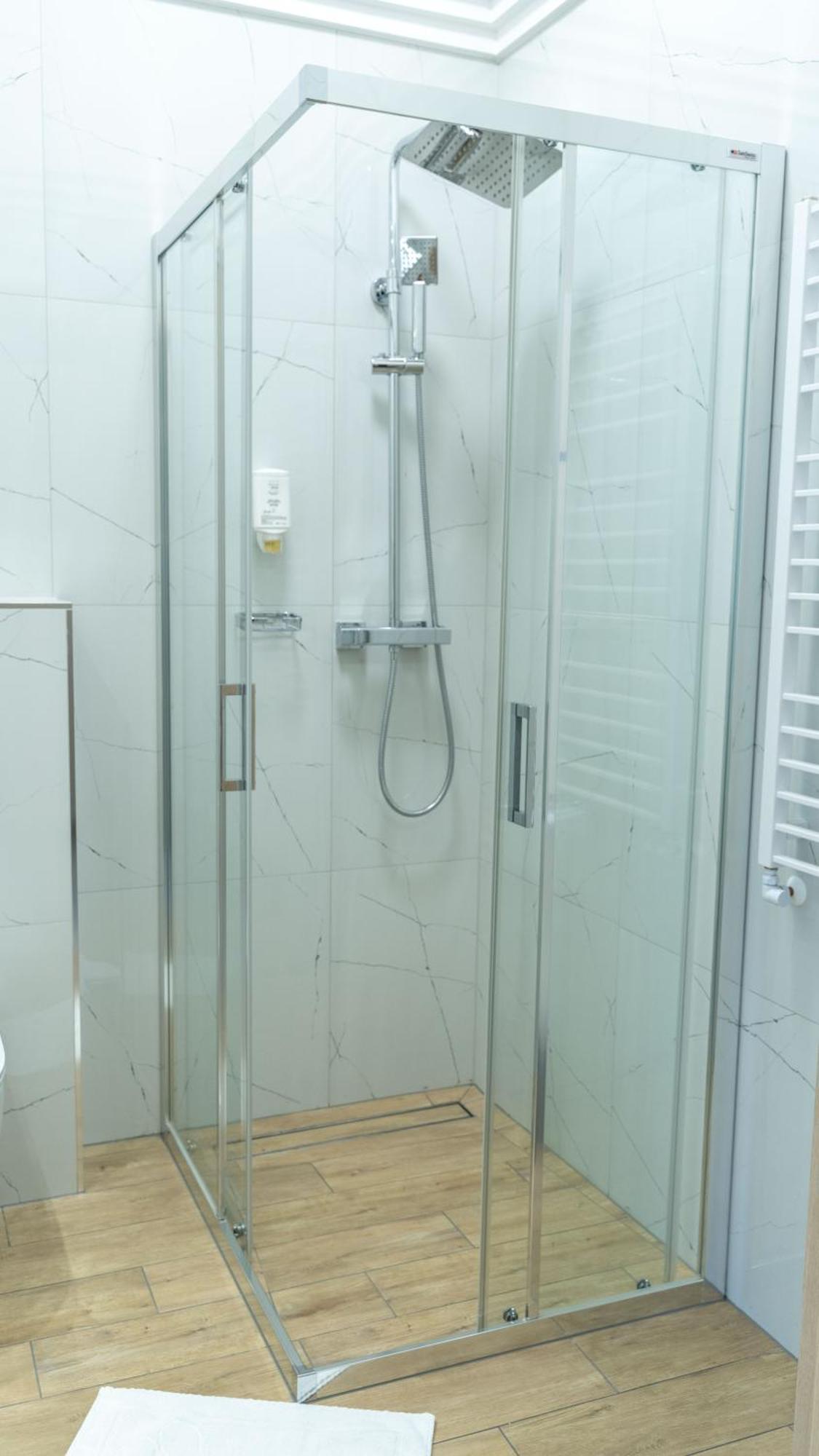שצ'צ'ירק Hotel Alpin מראה חיצוני תמונה
